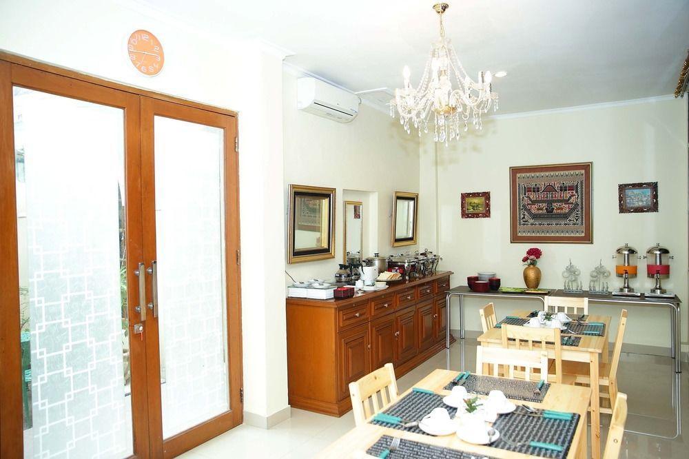 Arimbi Pejaten Suites Jakarta Exterior foto